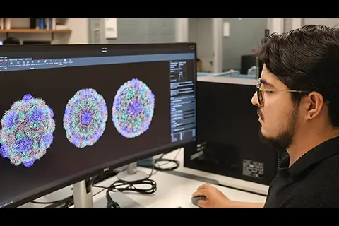 Abelardo Aguilar at work in the laboratory of Antoni Luque Santolaria. Photo: Ingrid Miranda
